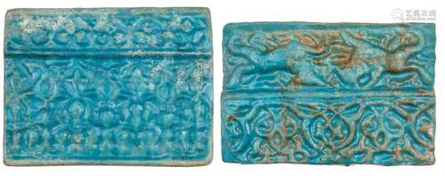 Deux carreaux moulés en turquoise émaillée de Kashan, Iran, ...