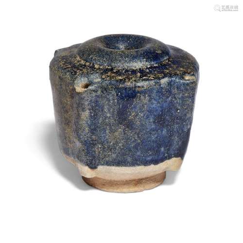 Encrier signé en poterie émaillée bleu cobalt, Kashan, Iran,...