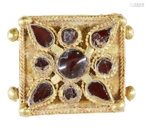 Un élément en or serti de grenat, Iran, 12e 13e siècle, de f...