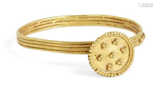 Un bracelet en or pour un bébé, Iran, 12 13e siècle, la band...