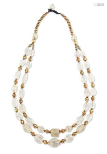 Un collier à deux rangs de perles en cristal de roche sculpt...