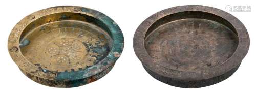 Deux plats en bronze de Khorasan, Iran, XIIe siècle, de form...