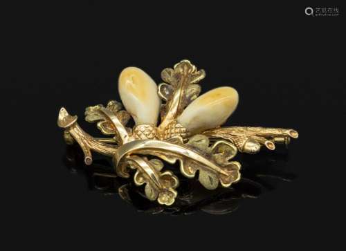 14 kt gold brooch with deer canines