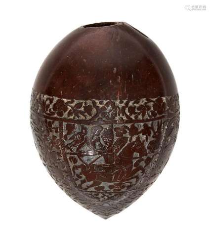 Base de noix de coco sculptée Qajar, Iran, 19e siècle, de fo...