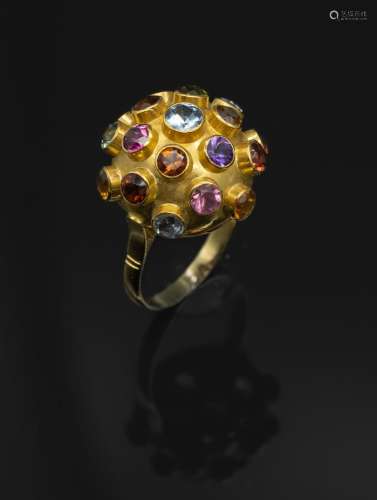18 kt gold ring with coloured stones