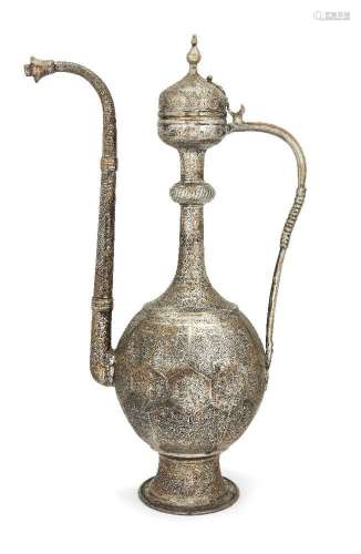 Une grande aiguière Qajar en cuivre étamé, Iran, 19e siècle,...