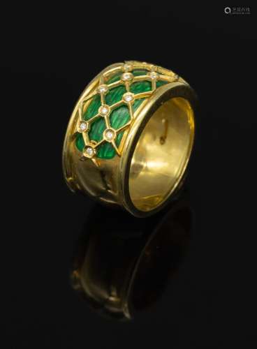 18 kt gold ring with enamel and diamonds