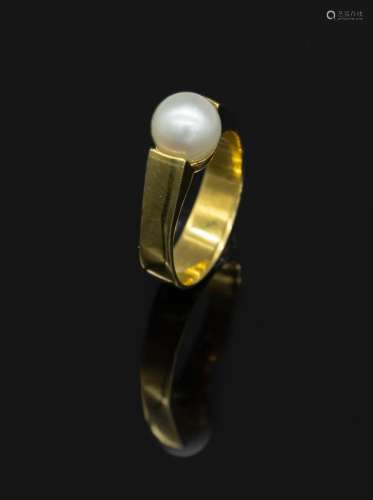 18 kt gold ring with cultured akoya pearl