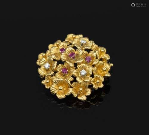 18 kt gold LAUDIER brooch with diamonds and rubies