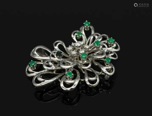 14 kt gold brooch with emeralds and brilliants