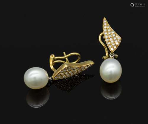 Pair of 18 kt gold earrings with south sea cultured pearls a...