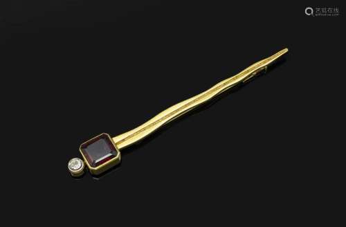 14 kt gold brooch with garnet and diamond
