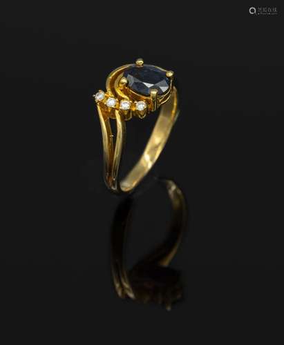 18 kt gold ring with sapphire and brilliants