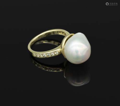 14 kt gold ring with cultured pearl and brilliants