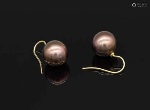 Pair of 18 kt gold earrings with cultured tahitian pearl