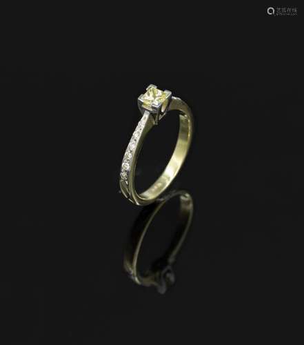 14 kt gold ring with diamonds