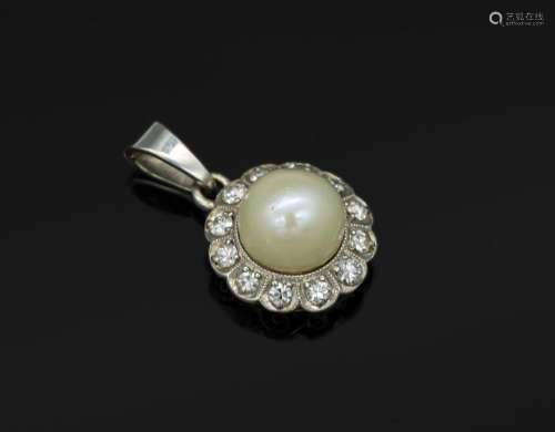 18 kt gold pendant with cultured akoya pearl and diamonds