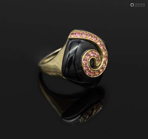 Extraordinary 14 kt gold ring with onyx and tourmalines
