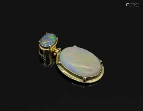 14 kt gold pendant with opals