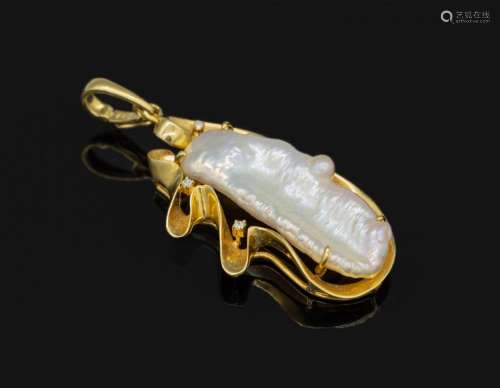 18 kt gold pendant with cultured pearl and diamonds