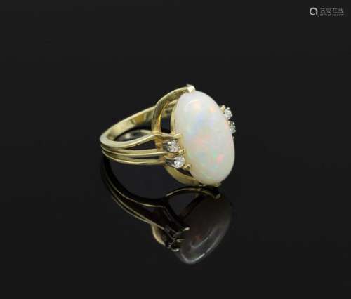 14 kt gold ring with opal and brilliants