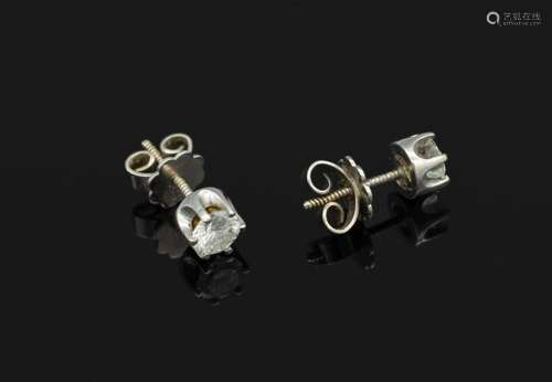 Pair of 14 kt gold earrings with brilliants