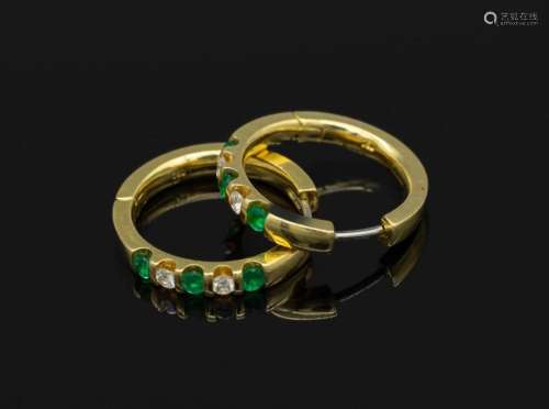 Pair of 18 kt gold ear hoops with emeralds and brilliants