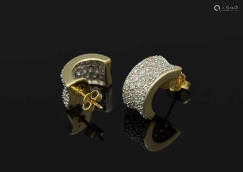 Pair of 14 kt gold earrings with brilliants