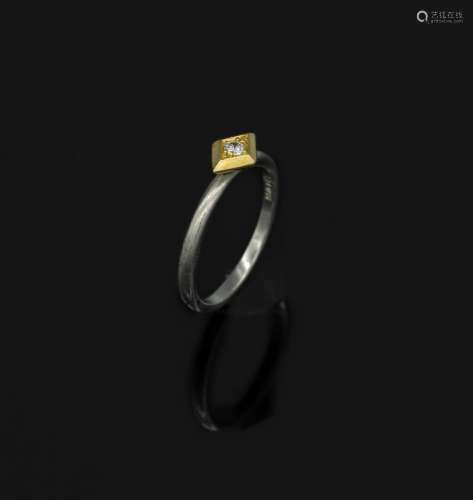 Ring with brilliant, YG 750/000 and platinum
