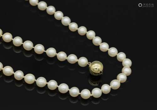 Long necklace made of cultured akoya pearls