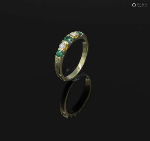 14 kt gold ring with emeralds and brilliants