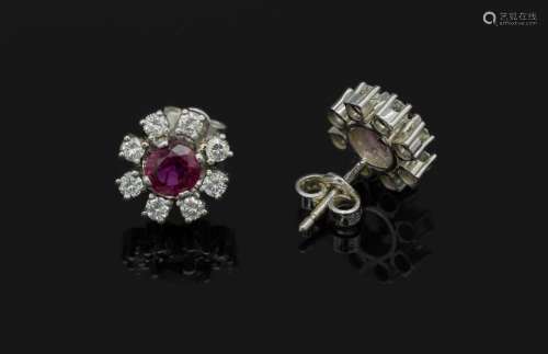 Pair of 14 kt gold earrings with rubies and brilliants