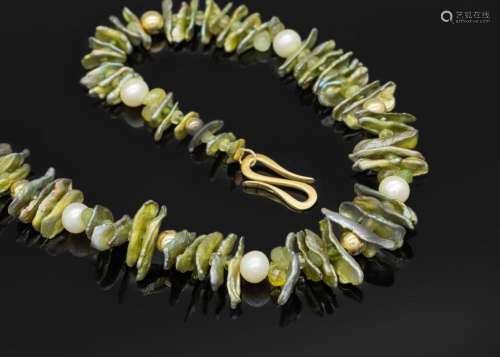 Designer's necklace with fresh water- and cultured pearl...