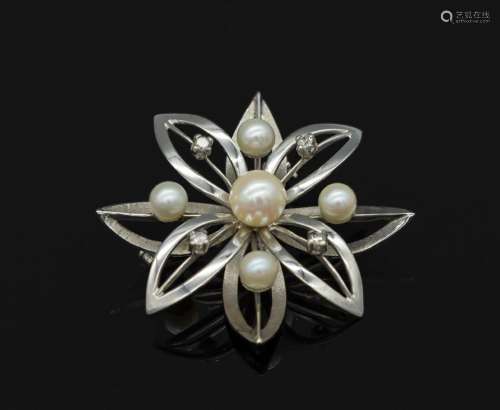 14 kt gold brooch with cultured pearls and diamonds