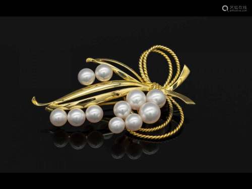 18 kt gold brooch with cultured pearls
