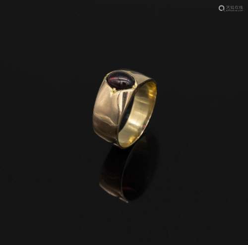 14 kt gold ring with garnet