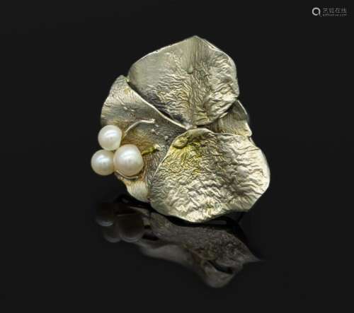 Extraordinary ring 'leaf' with cultured pearls