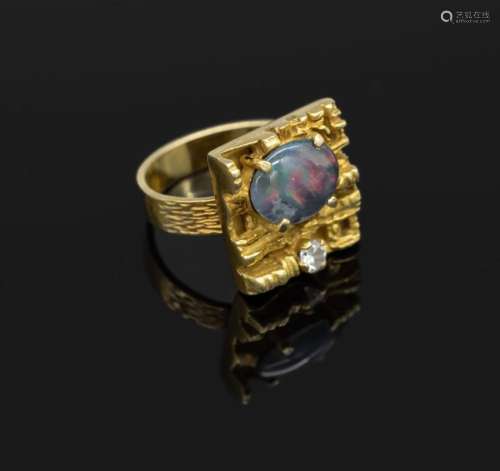 Extraordinary 18 kt gold ring with brilliant and opaltriplet