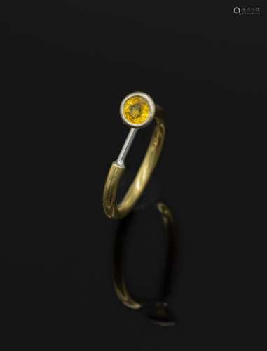 18 kt gold sapphire design ring