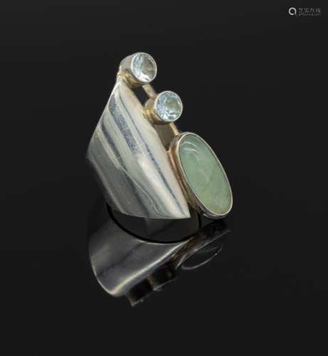 Extraordinary design ring with blue topaz and prasiolite