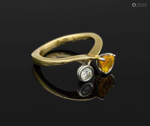 18 kt gold sapphire-brilliant-ring