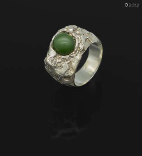 Extraordinary ring with jade sphere