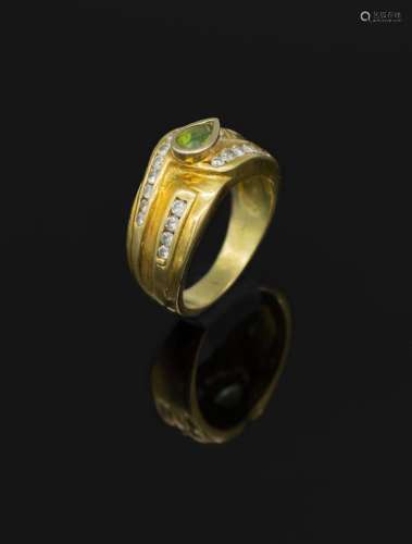 18 kt gold peridot-brilliant-ring
