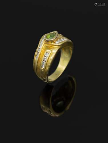 18 kt gold peridot-brilliant-ring