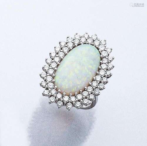 14 kt gold ring with opal and brilliants