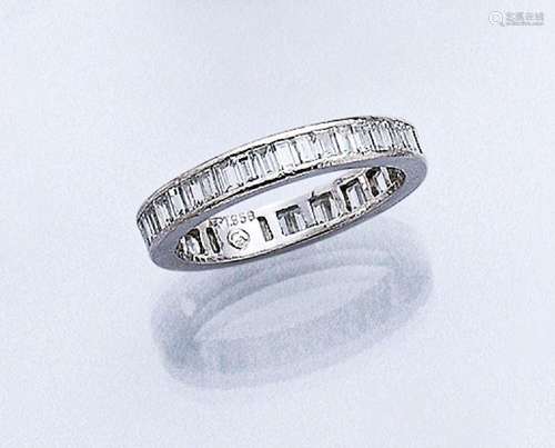 Platinum memoryring with diamonds