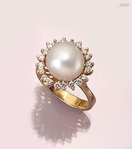 18 kt gold ring with cultured south seas pearland brilliants