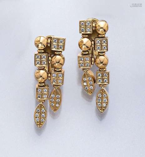 Pair of 18 kt gold earrings with brilliants
