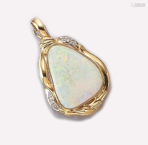 18 kt gold pendant with opal and diamonds