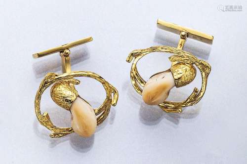 Pair of 18 kt gold cufflinks with deer canines